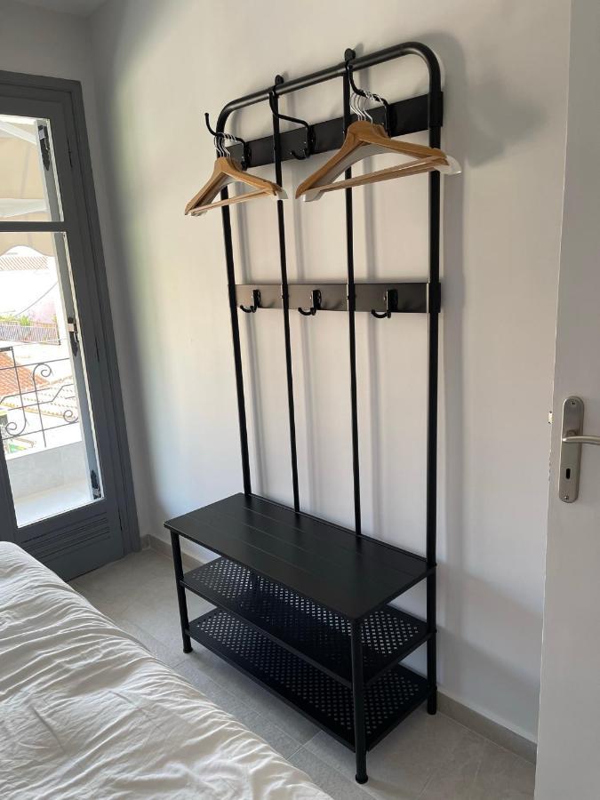 Axs First Floor Apartment Aegina Town Esterno foto